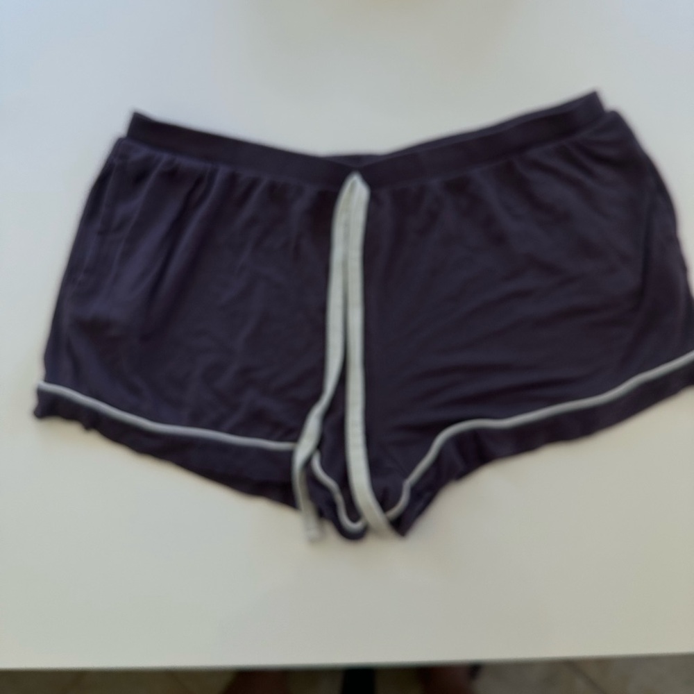 Ladies shorts 🩳 - Picture 3 of 10